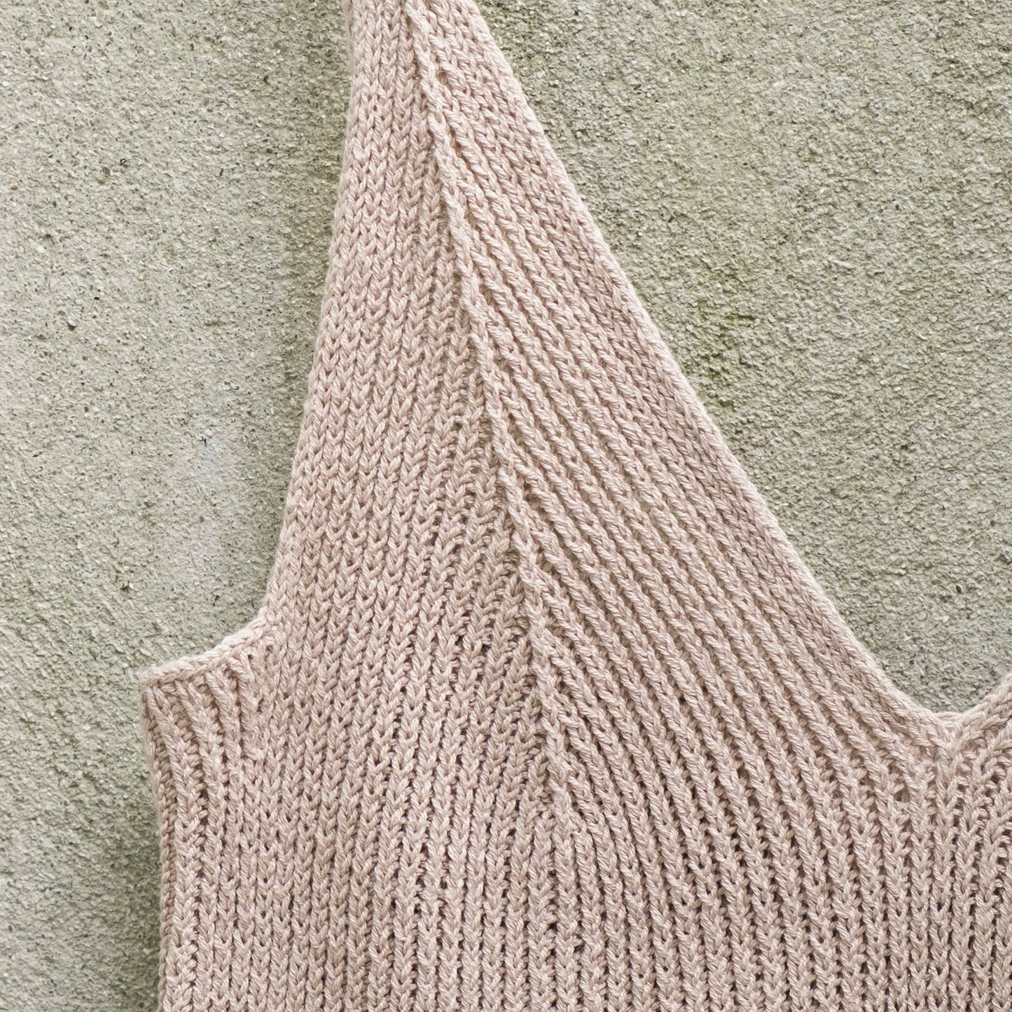 Kuvassa on Knitting for Olive (KFO) Chrysler Top -neuleohje (pattern).