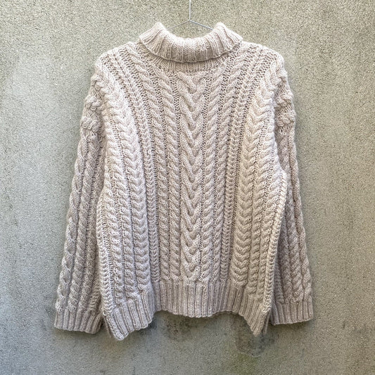 Kuvassa on Knitting for Olive (KFO) Chunky Cable Sweater -neuleohje (pattern).