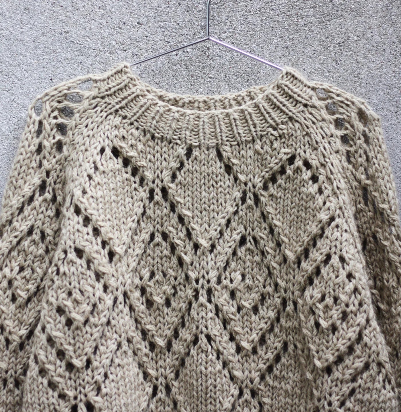 Kuvassa on Knitting for Olive (KFO) Clotilde Sweater -neuleohje (pattern).