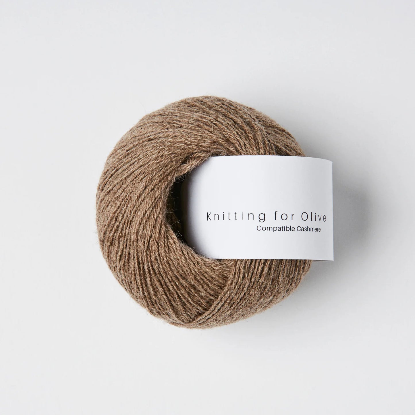 Kuvassa on Knitting for Olive Compatible Cashmere -lanka (yarn) värissä Bark.