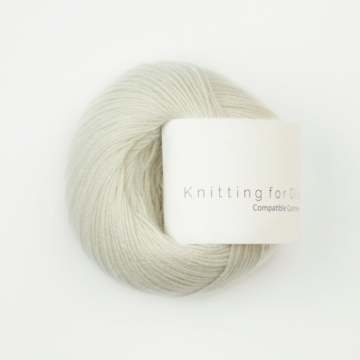 Kuvassa on Knitting for Olive Compatible Cashmere -lanka (yarn) värissä Cream.