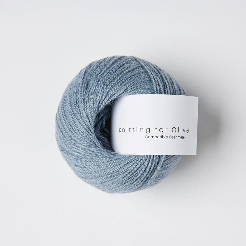 Kuvassa on Knitting for Olive Compatible Cashmere -lanka (yarn) värissä Dusty Dove Blue.