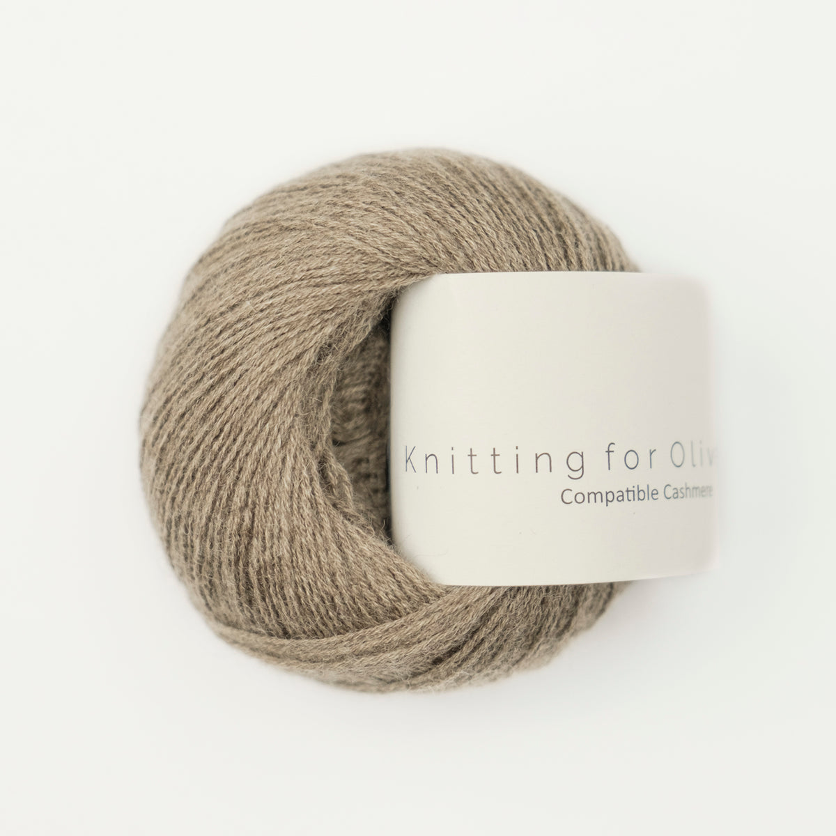 Kuvassa on Knitting for Olive Compatible Cashmere -lanka (yarn) värissä Linen.