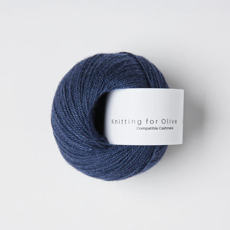 Kuvassa on Knitting for Olive Compatible Cashmere -lanka (yarn) värissä Navy Blue.