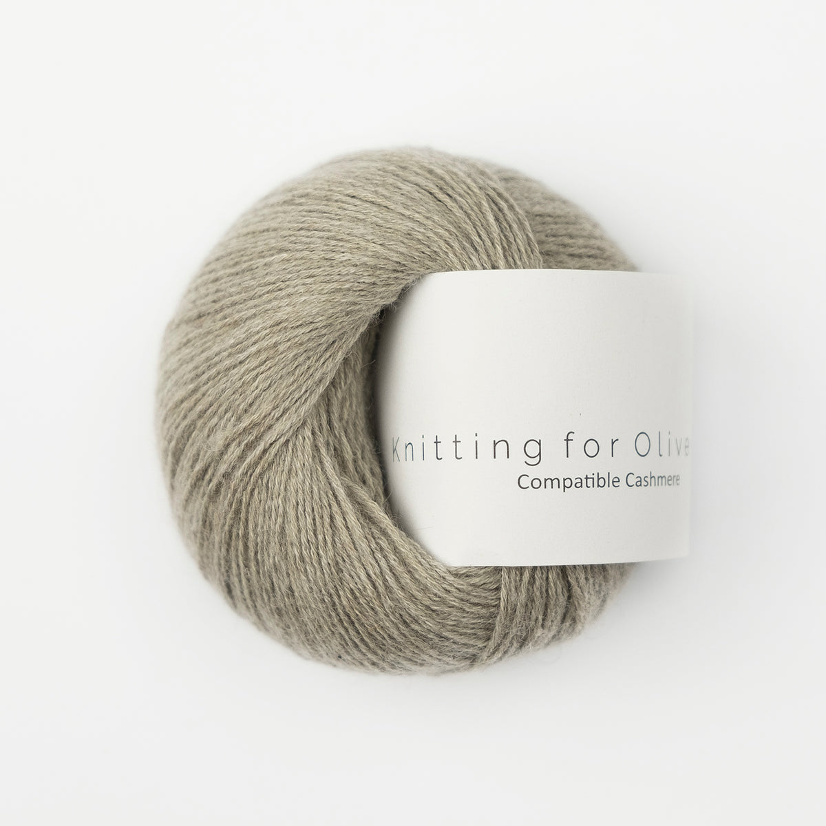 Kuvassa on Knitting for Olive Compatible Cashmere -lanka (yarn) värissä Nordic Beach.
