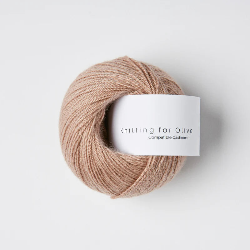 Kuvassa on Knitting for Olive Compatible Cashmere -lanka (yarn) värissä Rose Clay.
