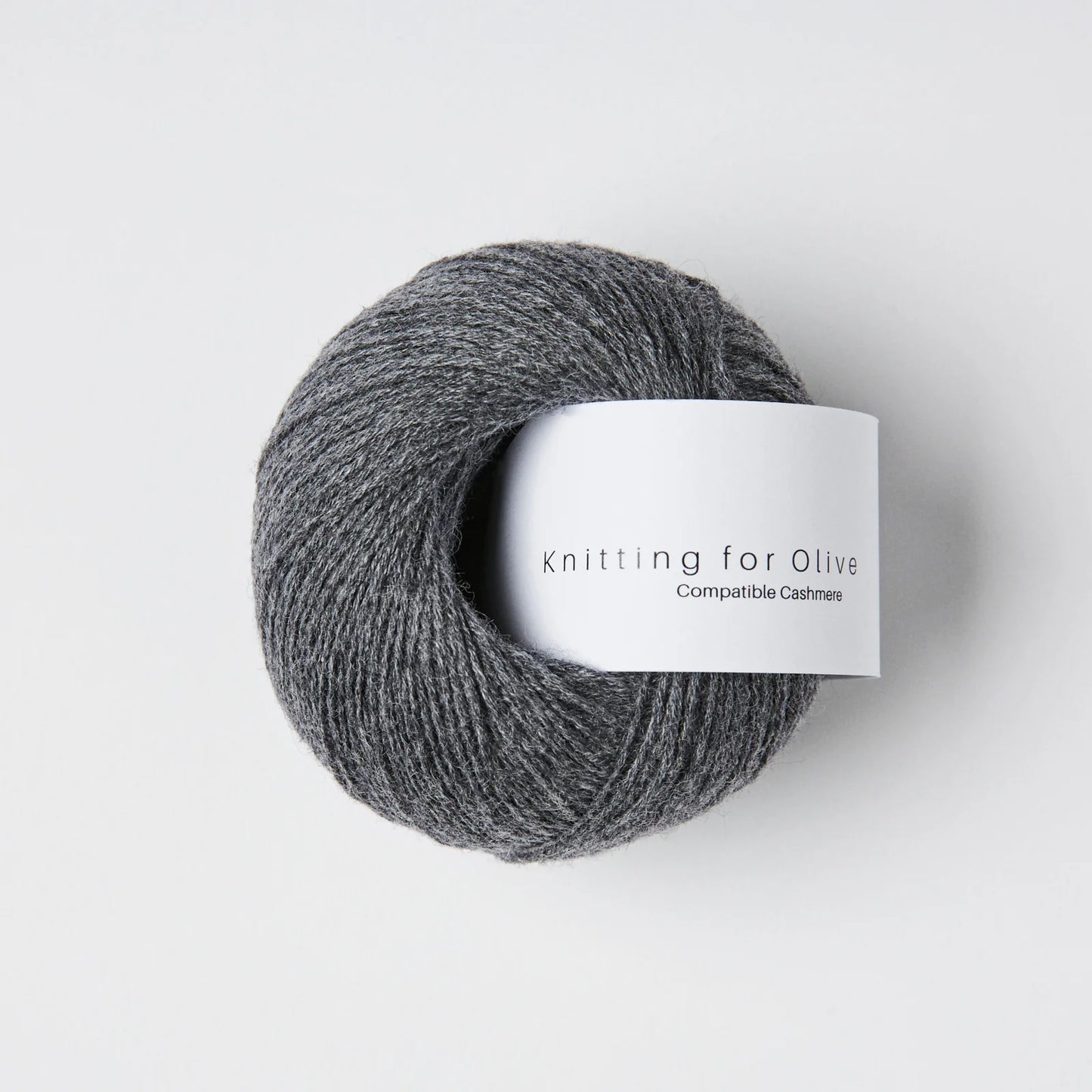 Kuvassa on Knitting for Olive Compatible Cashmere -lanka (yarn) värissä Slate Grey.