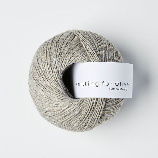 Kuvassa on Knitting for Olive Cotton Merino -lanka värissä Gray Lamb.