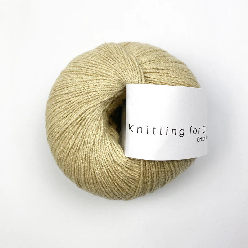 Kuvassa on Knitting for Olive Cotton Merino -lanka värissä Dusty Banana.