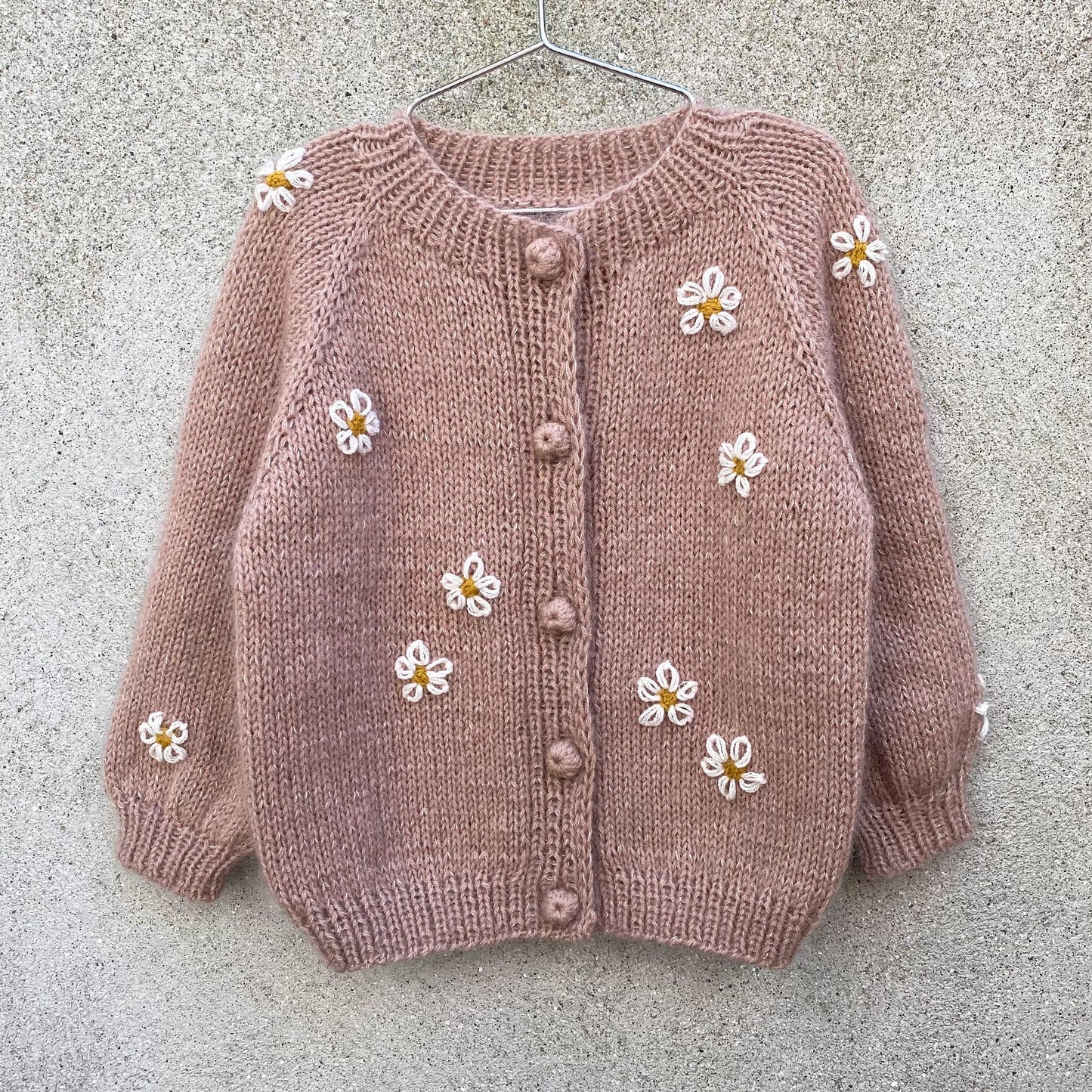  Kuvassa on Knitting for Olive (KFO) Daisy Cardigan -neuleohje (pattern).