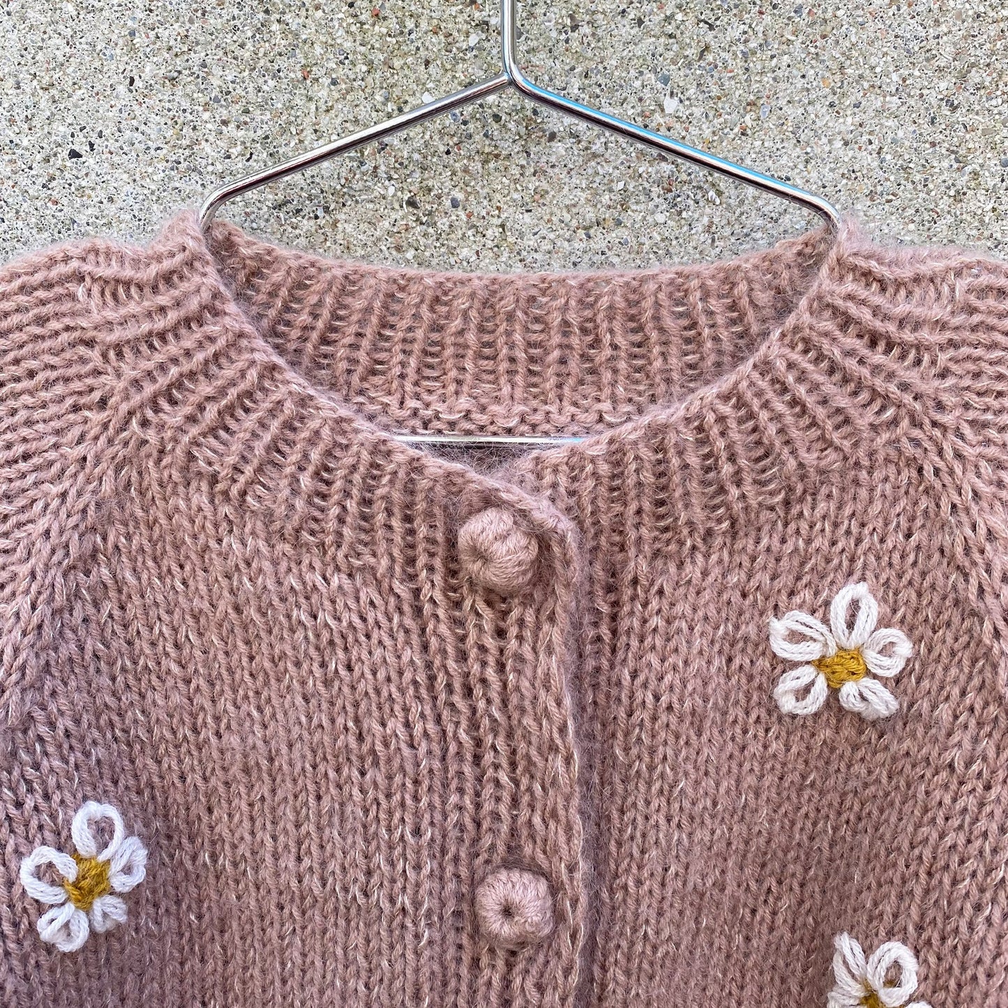 Kuvassa on Knitting for Olive (KFO) Daisy Cardigan -neuleohje (pattern).