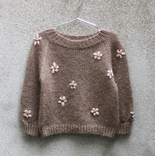 Kuvassa on Knitting for Olive (KFO) Daisy Sweater -neuleohje (pattern).