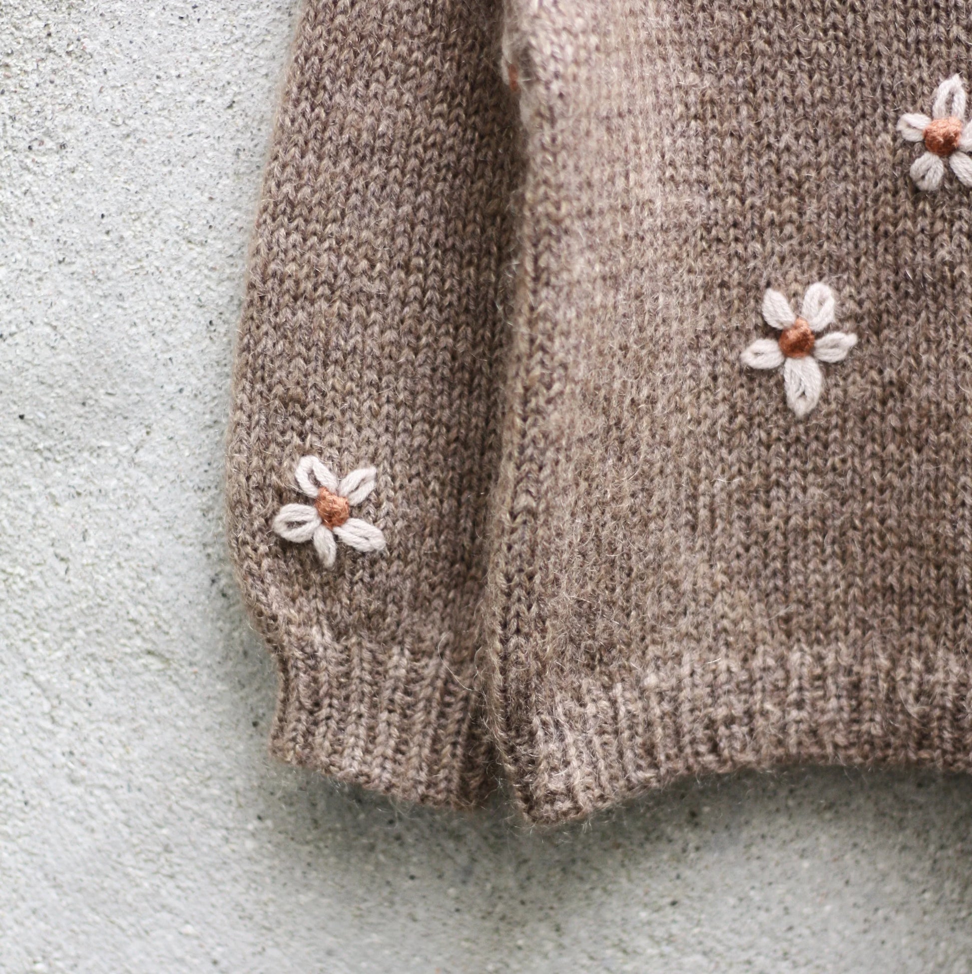 Kuvassa on Knitting for Olive (KFO) Daisy Sweater -neuleohje (pattern).