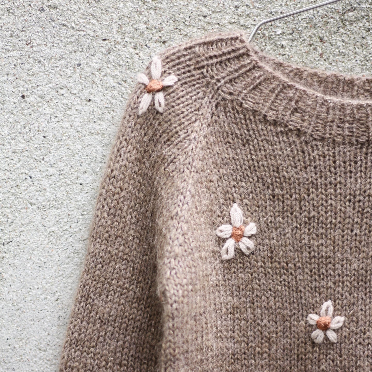 Kuvassa on Knitting for Olive (KFO) Daisy Sweater -neuleohje (pattern).