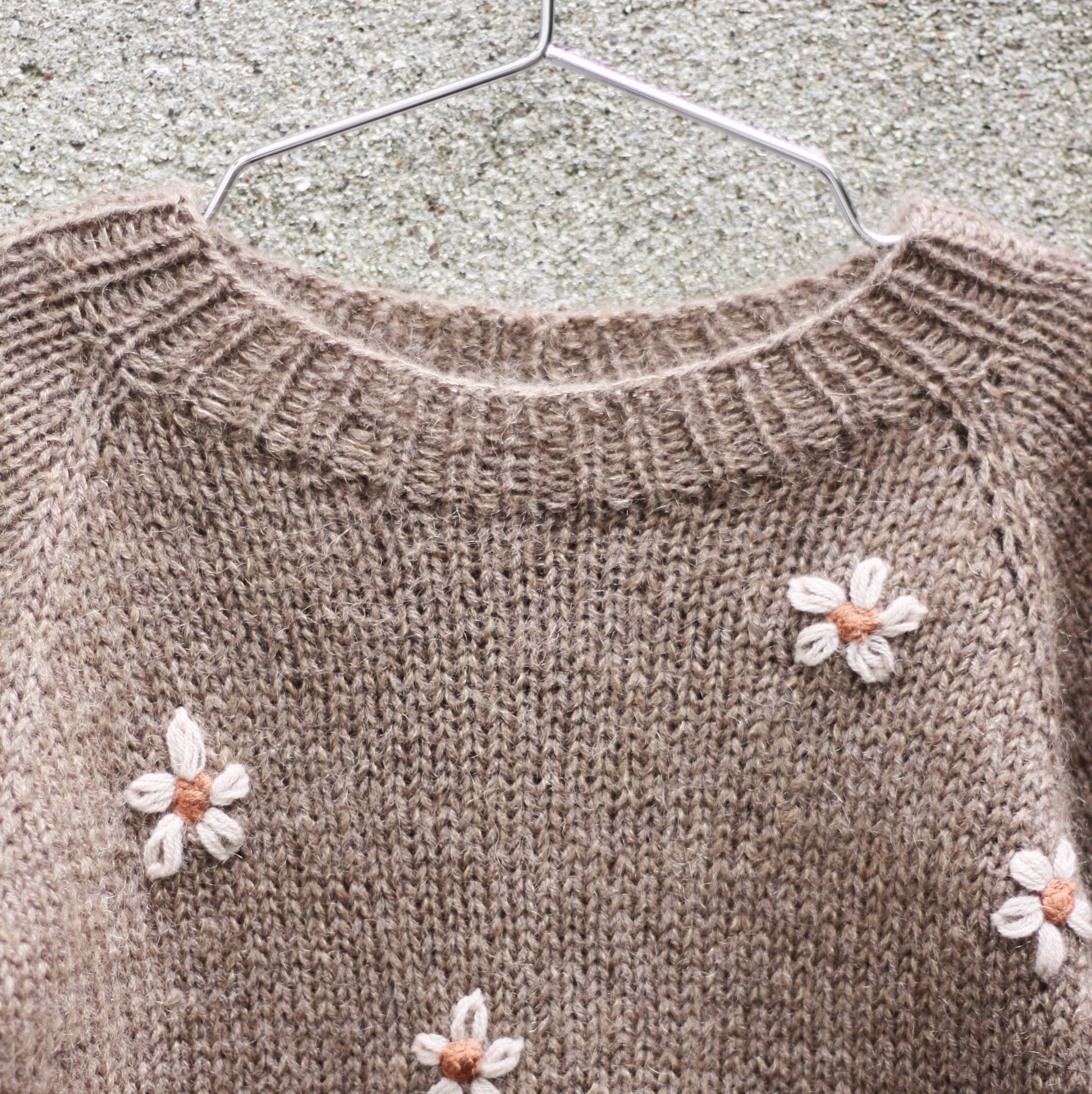 Kuvassa on Knitting for Olive (KFO) Daisy Sweater -neuleohje (pattern).