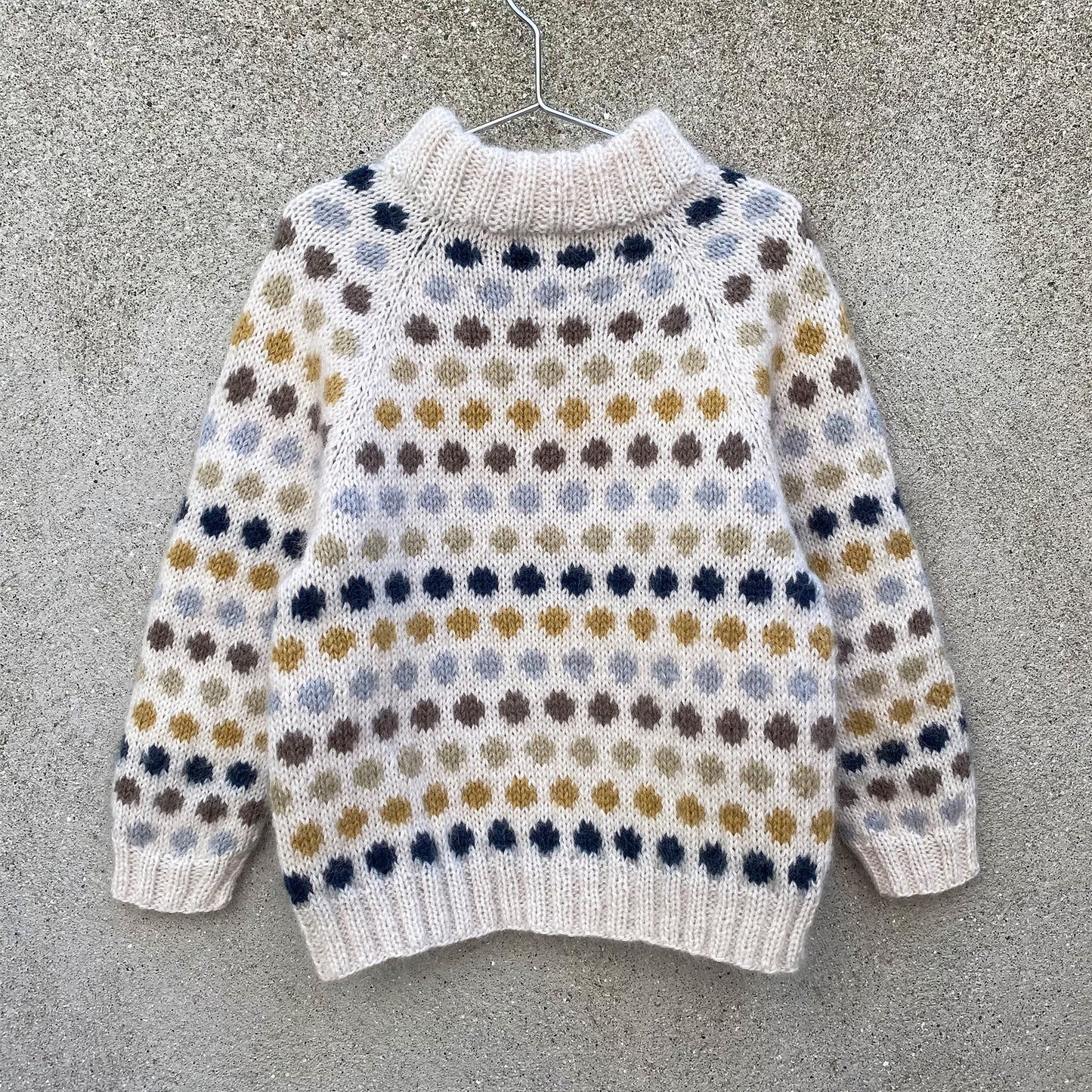 Kuvassa on Knitting for Olive (KFO) Dot Sweater Kids -neuleohje (pattern).