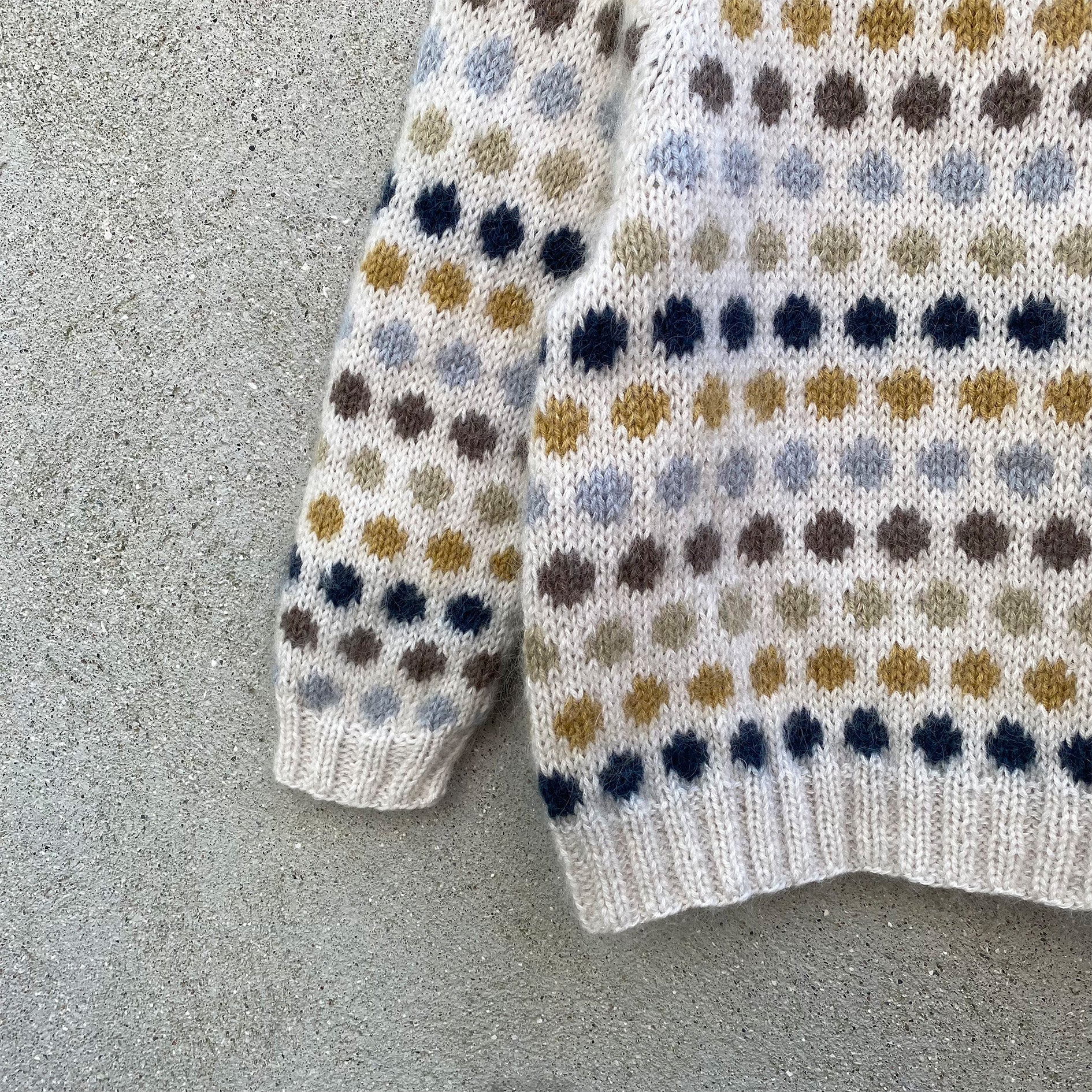 Kuvassa on Knitting for Olive (KFO) Dot Sweater Kids -neuleohje (pattern).