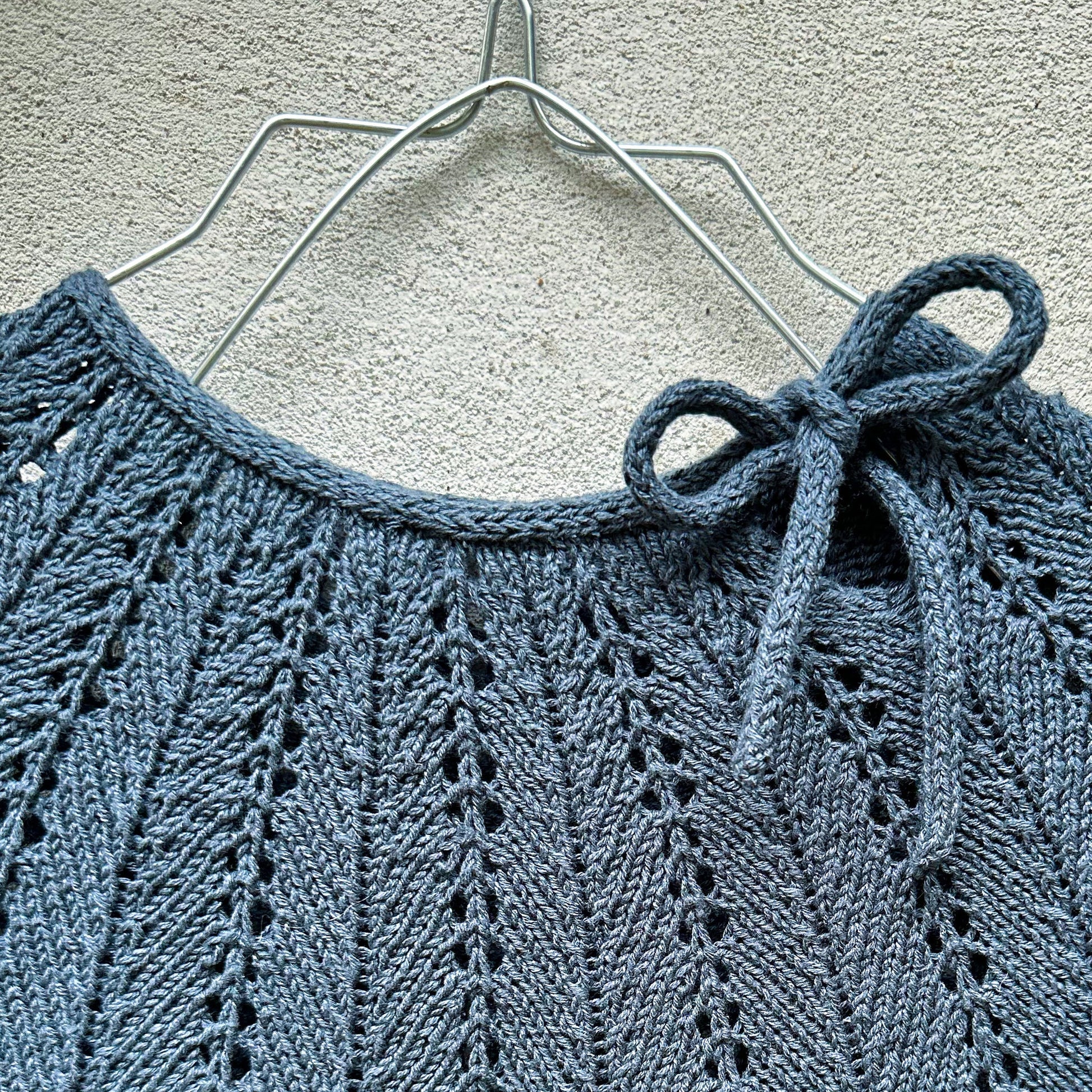 Kuvassa on Knitting for Olive (KFO) Fern Dress -neuleohje (pattern).