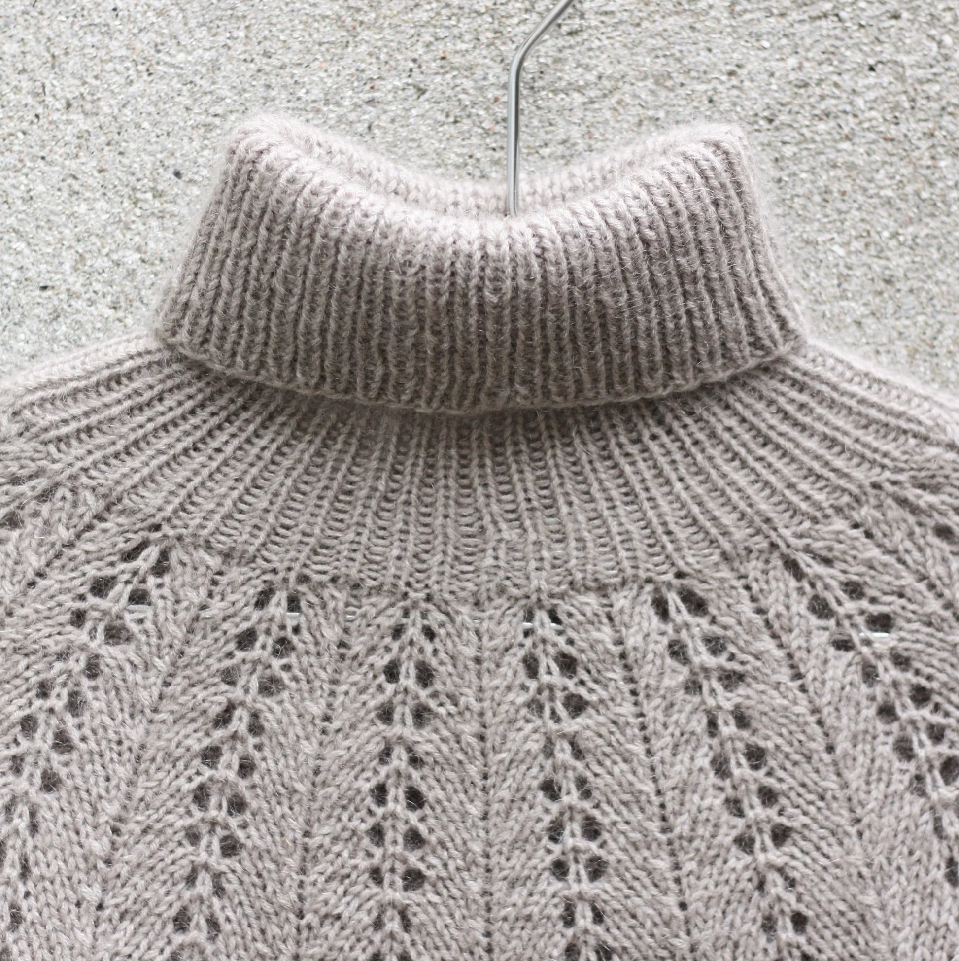 Kuvassa on Knitting for Olive (KFO) Fern Sweater -neuleohje (pattern).