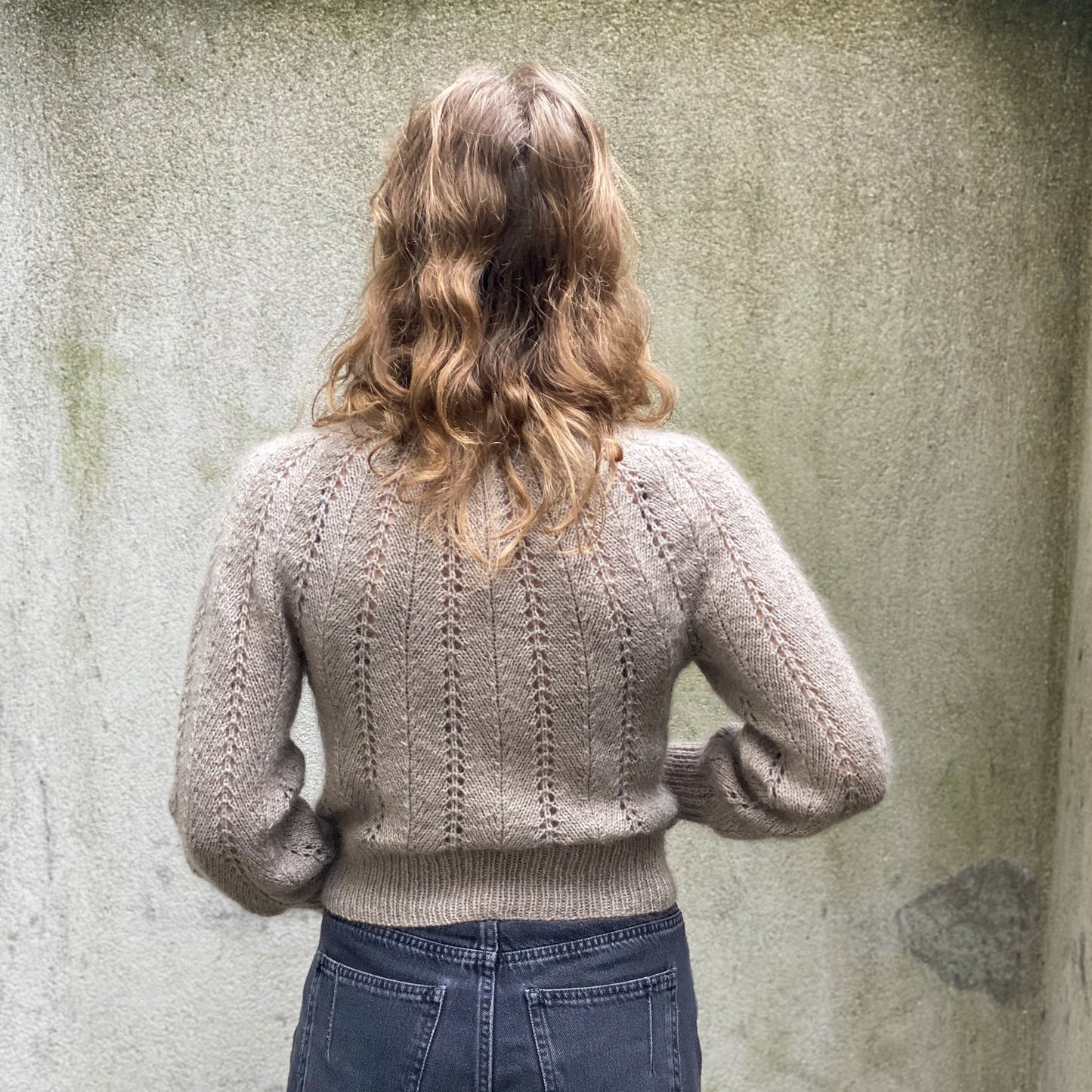 Kuvassa on Knitting for Olive (KFO) Fern Sweater -neuleohje (pattern).