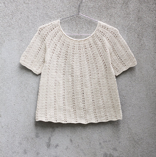 Kuvassa on Knitting for Olive (KFO) Fern Tee -neuleohje (pattern).