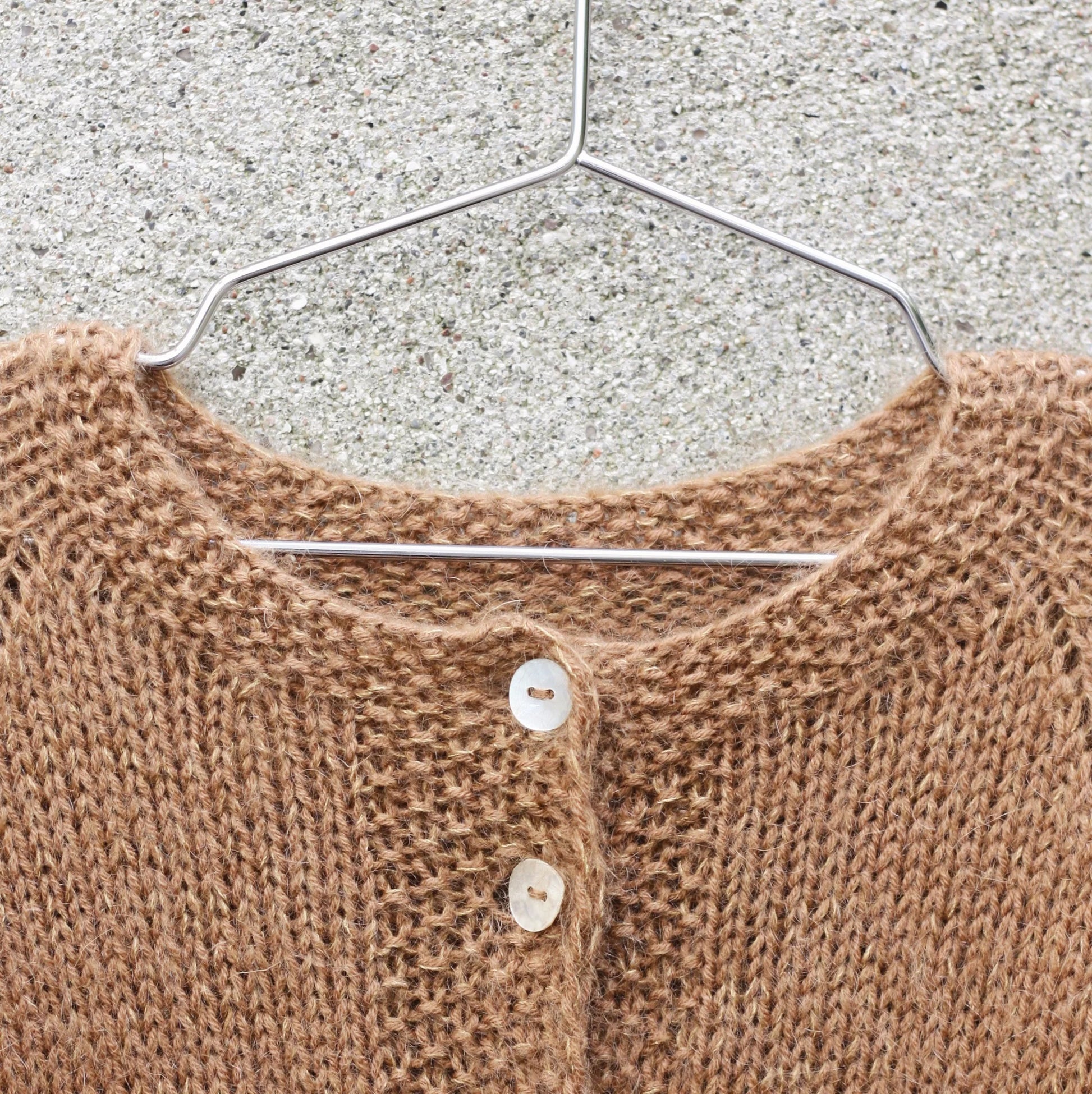 Kuvassa on Knitting for Olive (KFO) Gooseberry Cardigan -neuleohje (pattern).