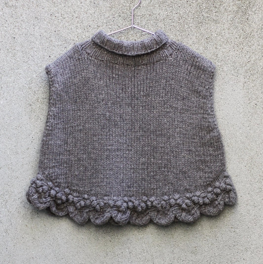 Kuvassa on Knitting for Olive (KFO) Gooseberry Poncho -neuleohje (pattern).