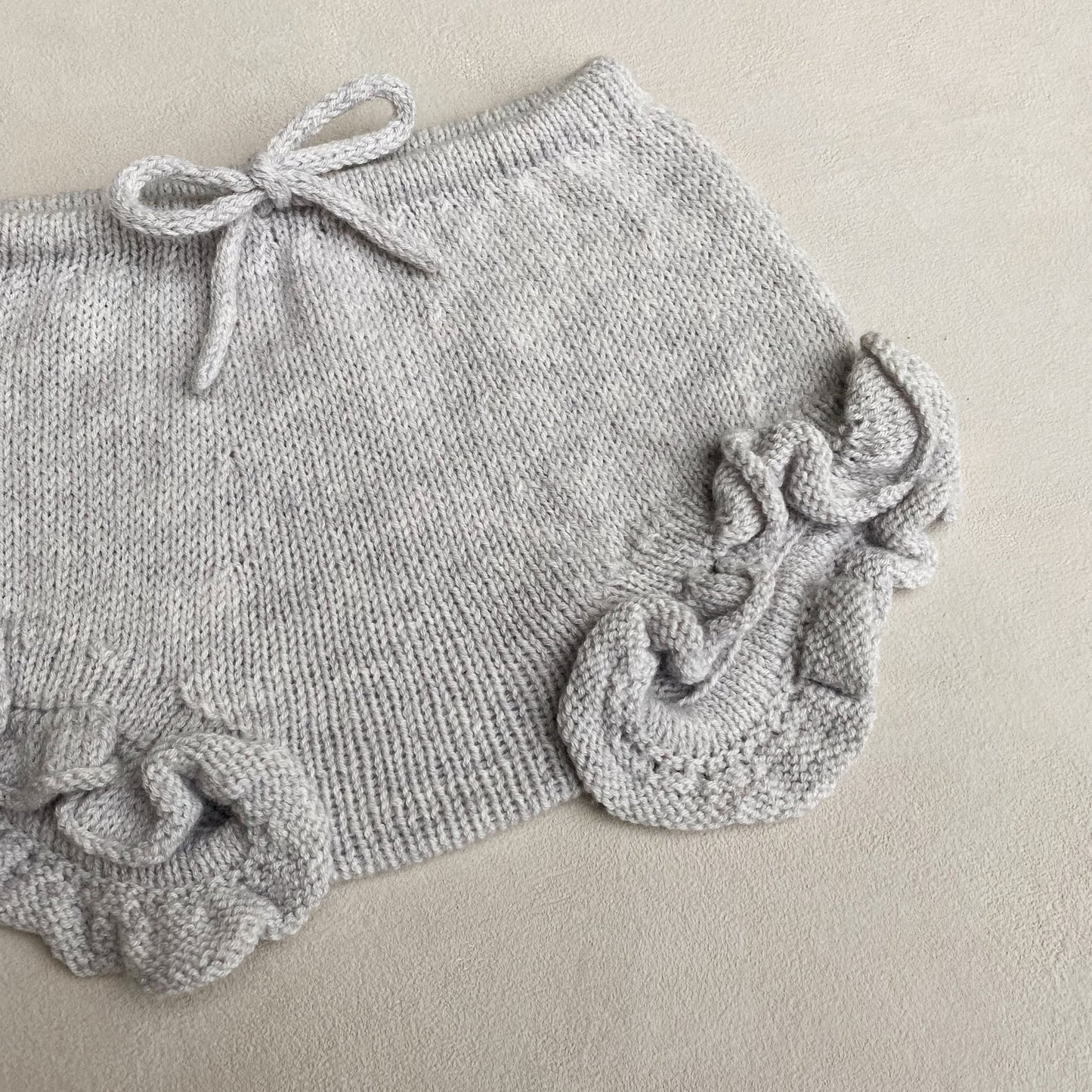 Kuvassa on Knitting for Olive (KFO) Harebell Bloomers -neuleohje (pattern).