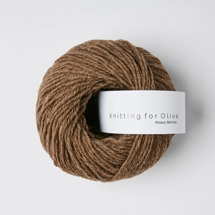Kuvassa on Knitting for Olive Heavy Merino -lanka (yarn) värissä Bark.