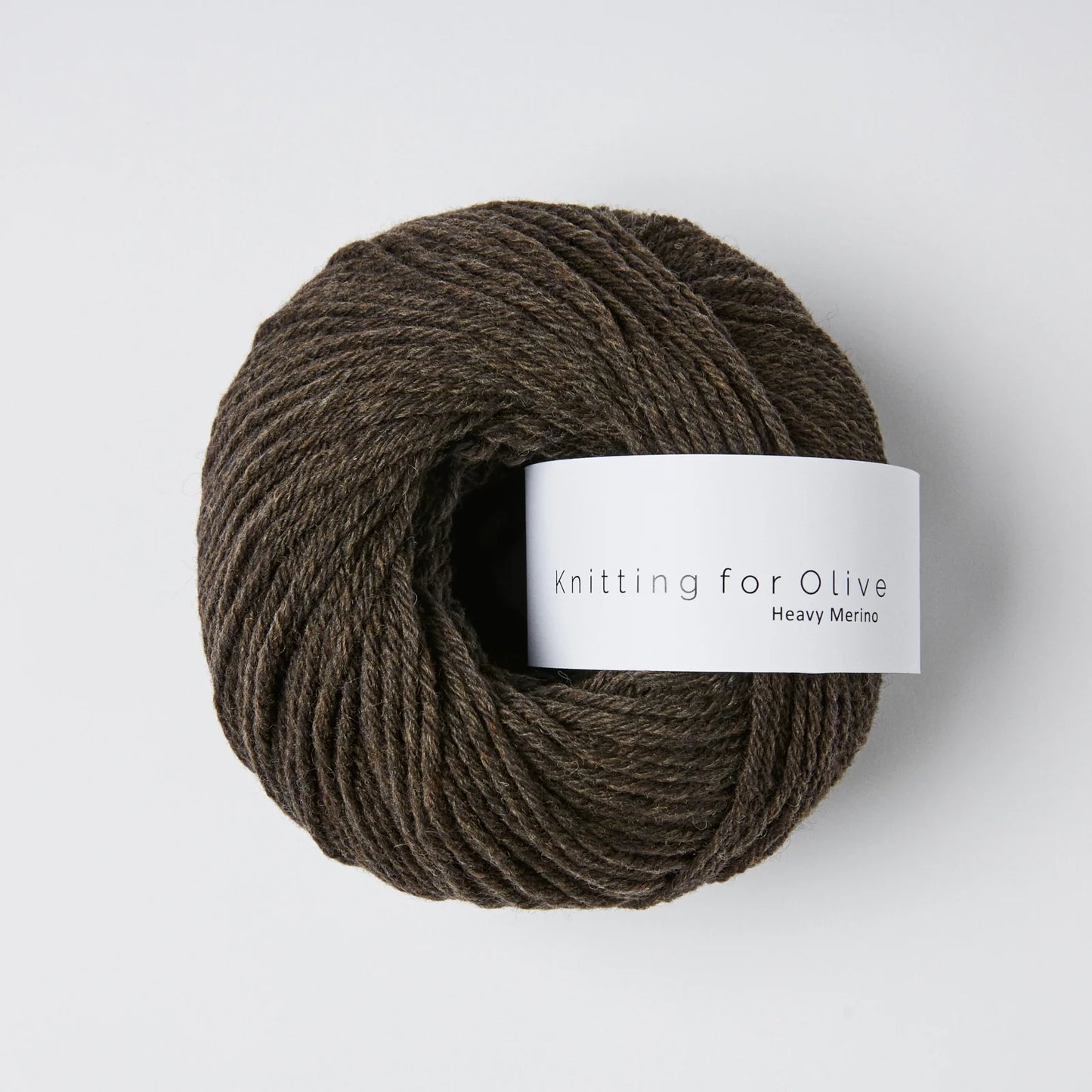 Kuvassa on Knitting for Olive Heavy Merino -lanka (yarn) värissä Brown Bear.