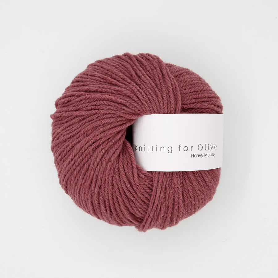Kuvassa on Knitting for Olive Heavy Merino -lanka (yarn) värissä Plum Rose.