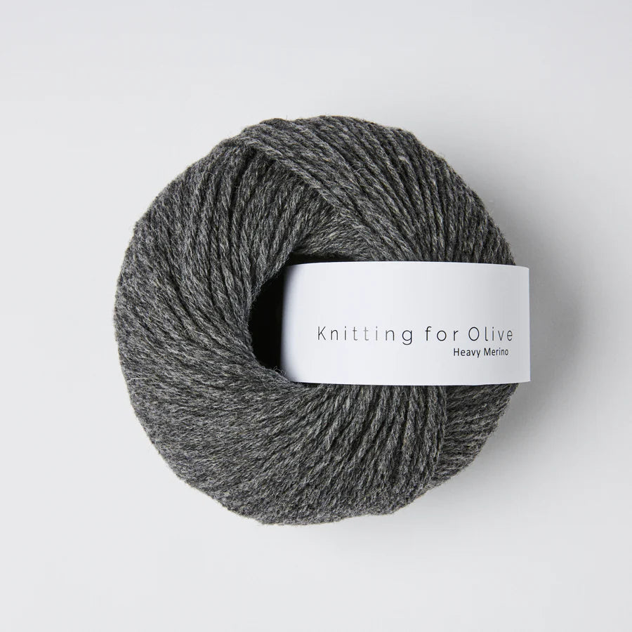 Kuvassa on Knitting for Olive Heavy Merino -lanka (yarn) värissä Thunder Cloud.