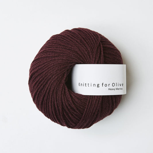 Kuvassa on Knitting for Olive Heavy Merino -lanka värissä Bordeaux.