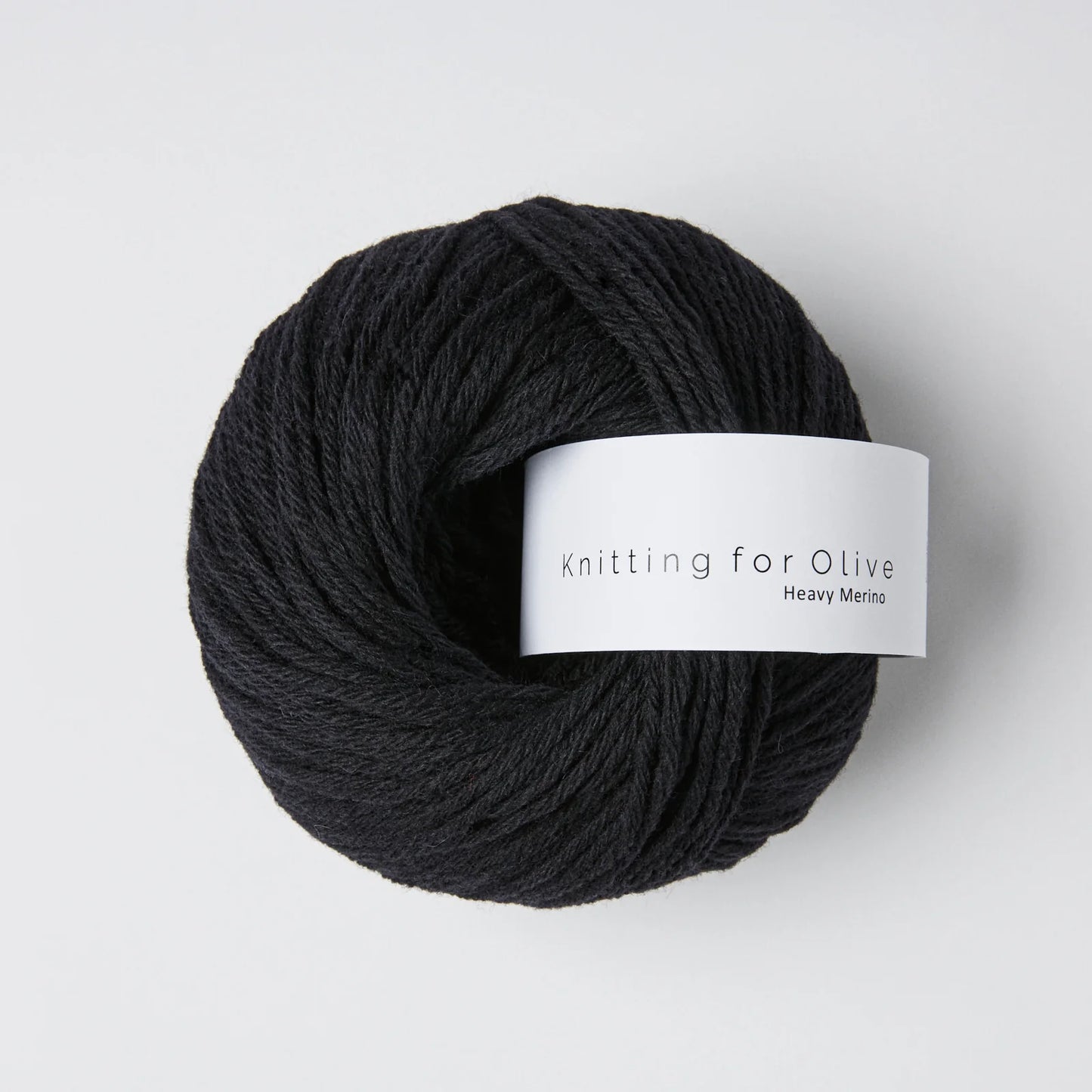 Kuvassa on Knitting for Olive Heavy Merino -lanka värissä Coal.