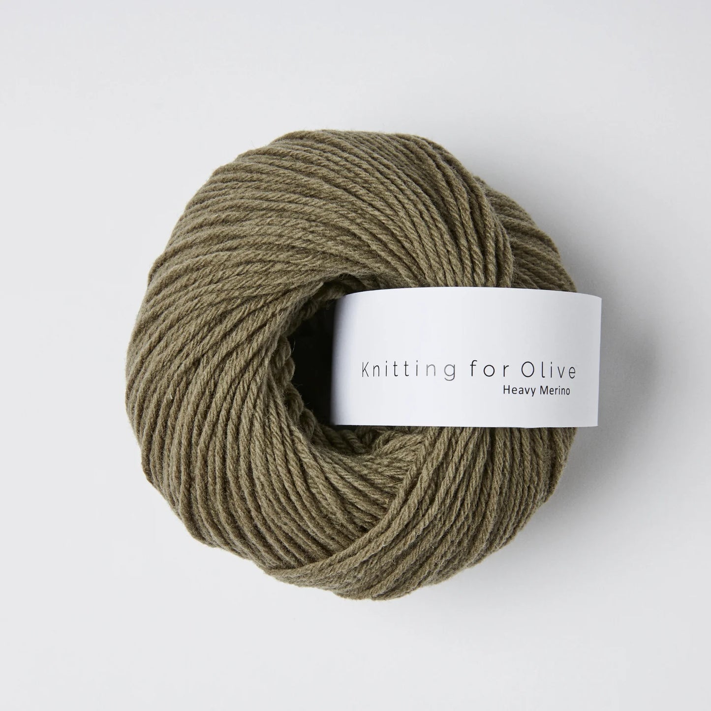 Kuvassa on Knitting for Olive Heavy Merino -lanka värissä Dusty Olive.