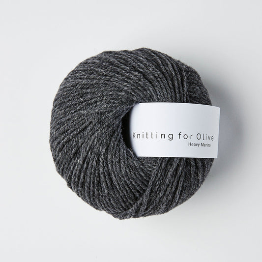 Kuvassa on Knitting for Olive Heavy Merino -lanka värissä Slate Gray.