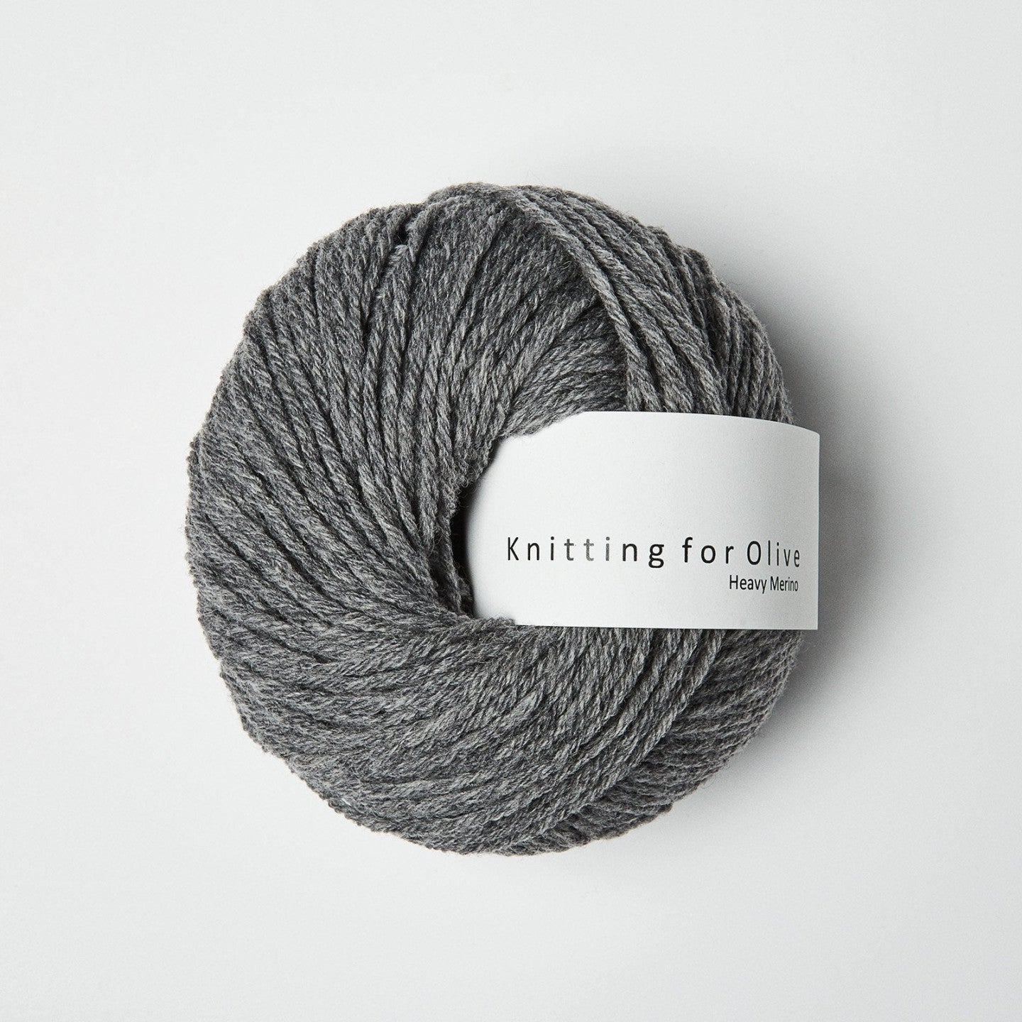 Kuvassa on Knitting for Olive Heavy Merino -lanka värissä Stone Gray.