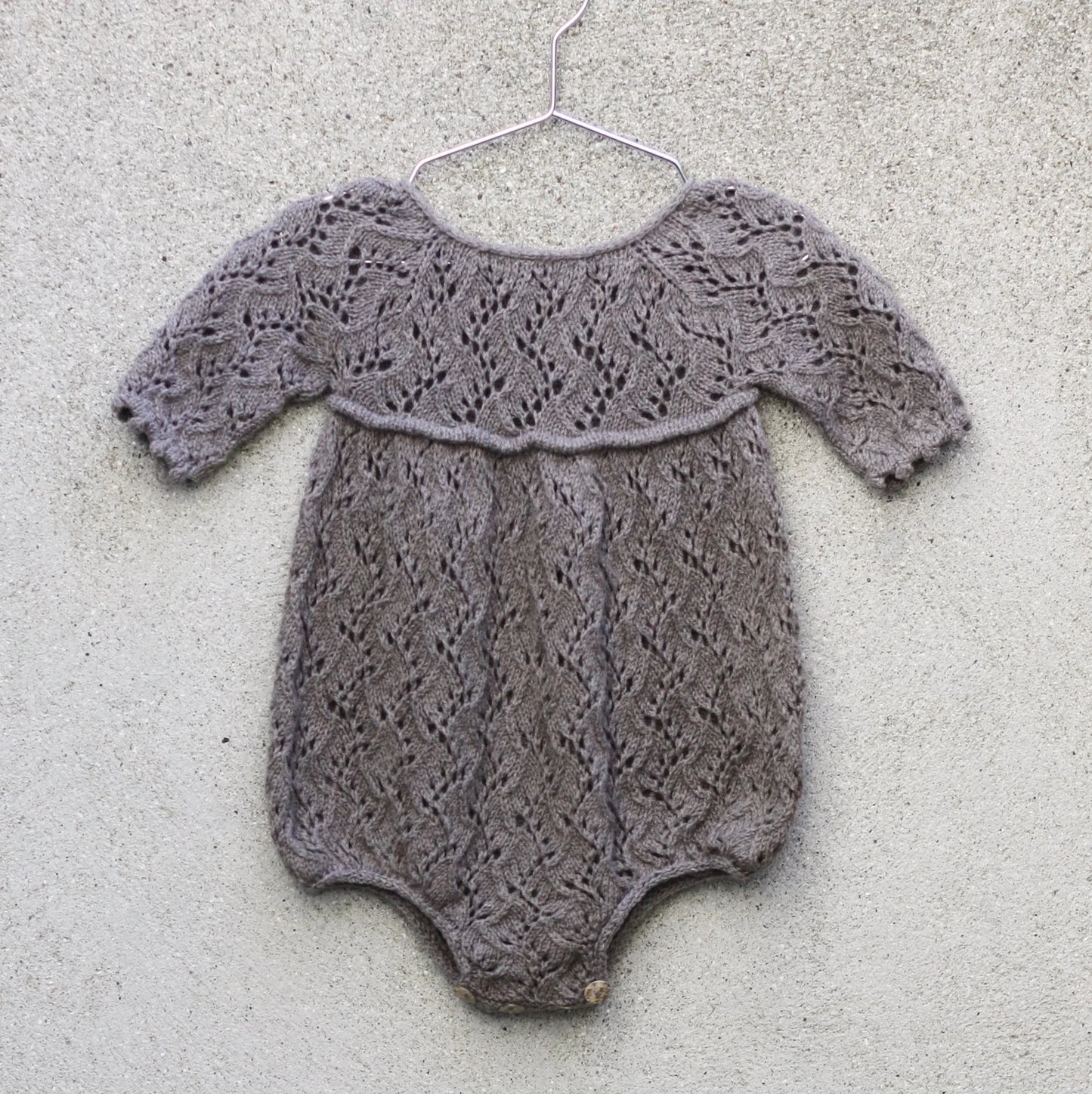 Kuvassa on Knitting for Olive (KFO) Holly Romper -neuleohje (pattern).