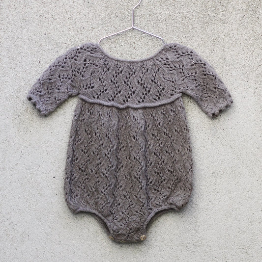 Kuvassa on Knitting for Olive (KFO) Holly Romper -neuleohje (pattern).