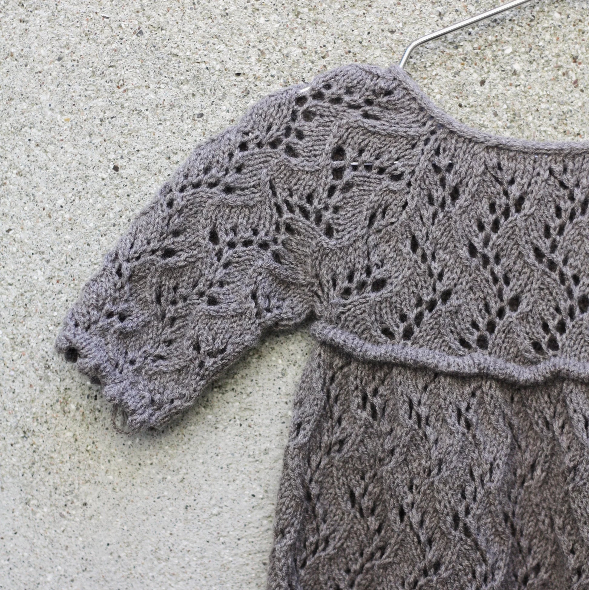 Kuvassa on Knitting for Olive (KFO) Holly Romper -neuleohje (pattern).