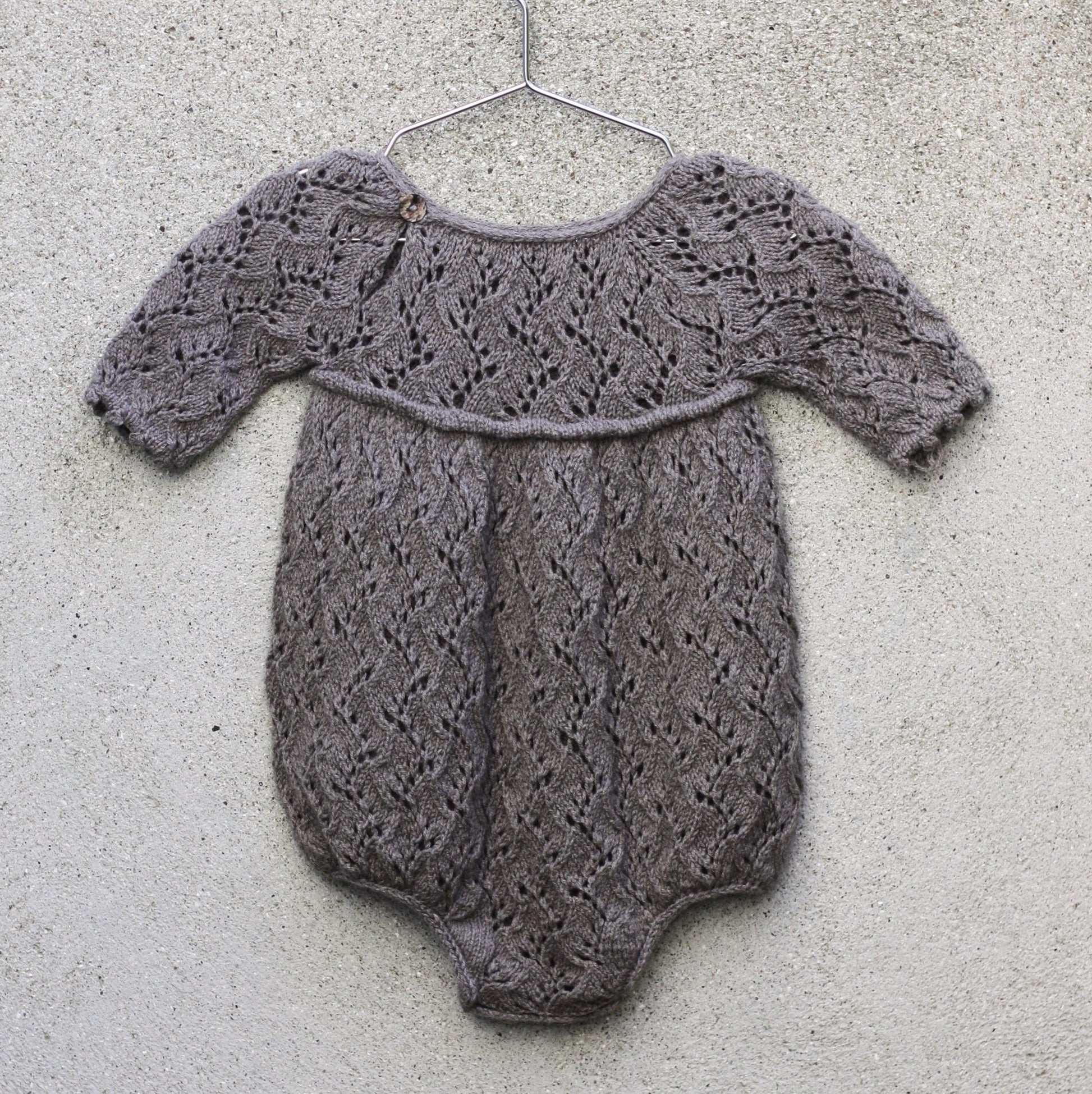 Kuvassa on Knitting for Olive (KFO) Holly Romper -neuleohje (pattern).