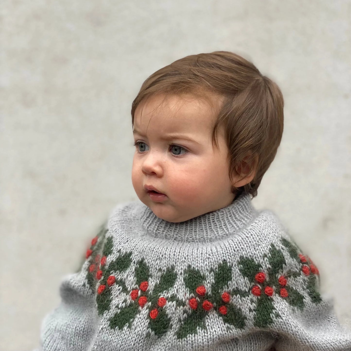 Kuvassa on Knitting for Olive (KFO) Holly Sweater Kids -neuleohje (pattern).