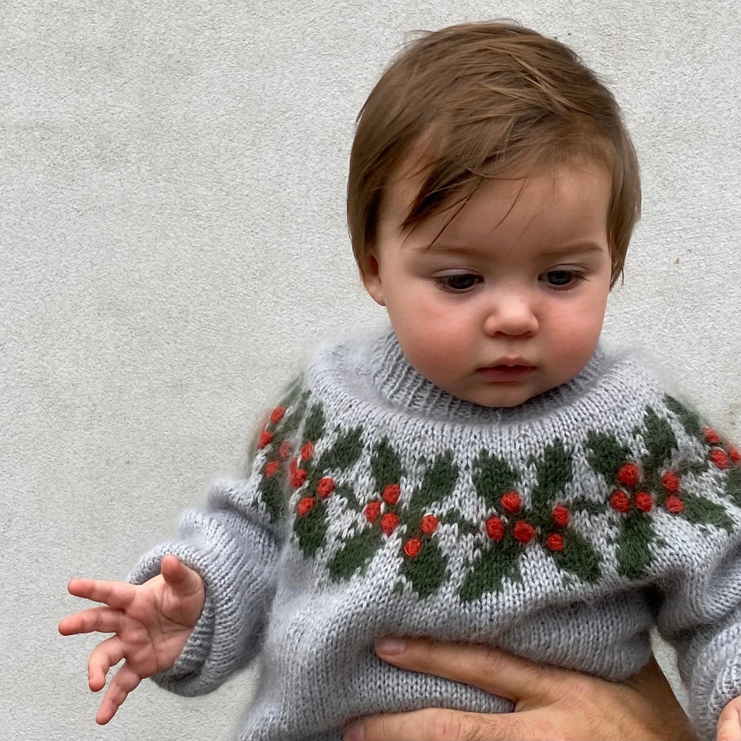 Kuvassa on Knitting for Olive (KFO) Holly Sweater Kids -neuleohje (pattern).