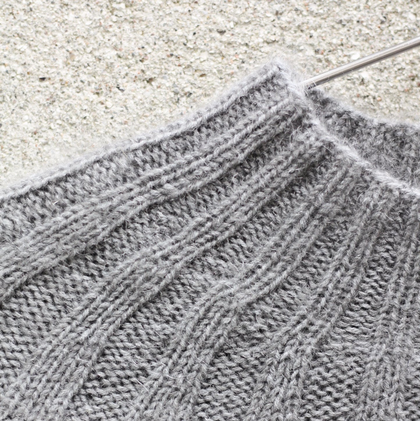 Kuvassa on Knitting for Olive (KFO) Infinity Rib -neuleohje (pattern).