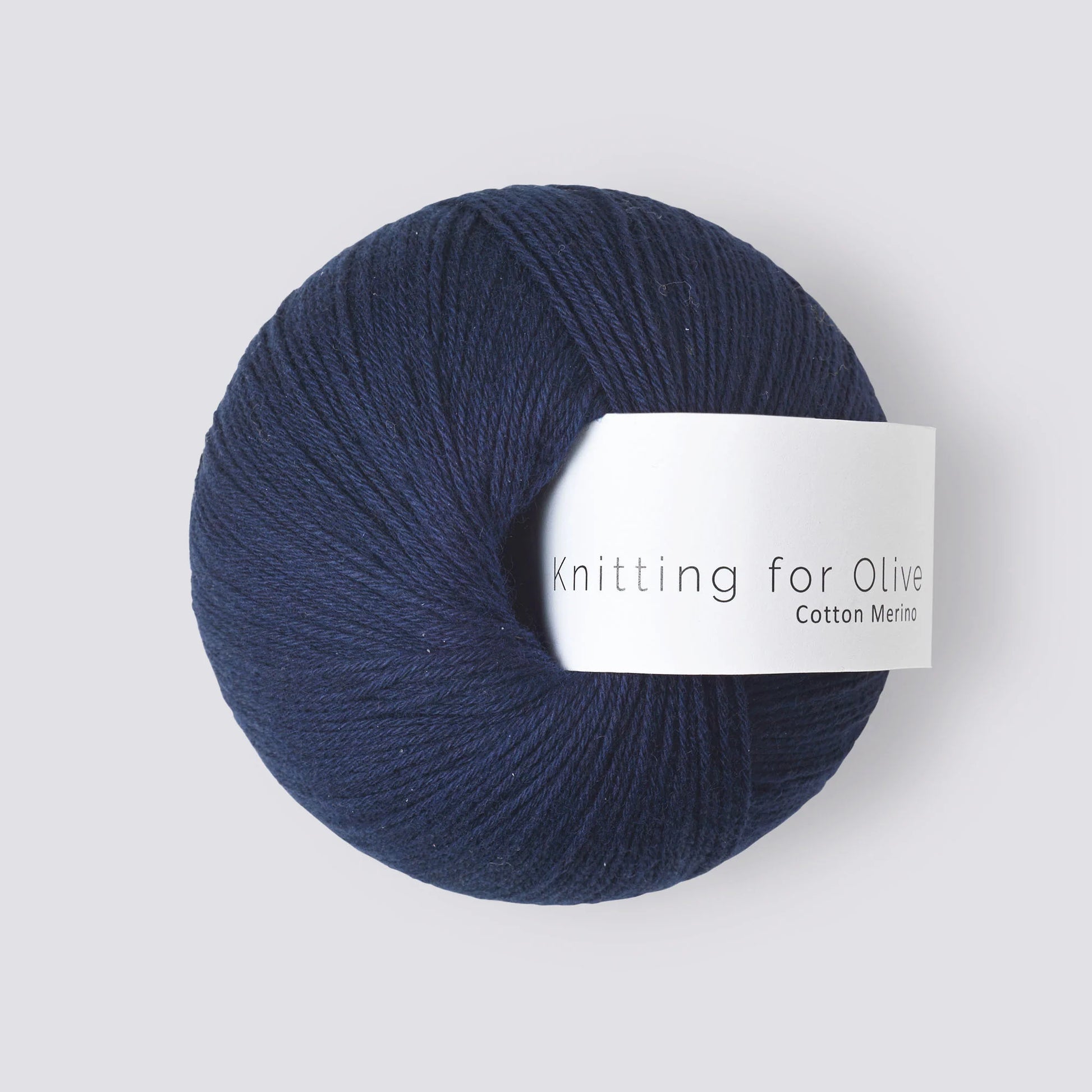 Kuvassa on Knitting for Olive Cotton Merino -lanka värissä Navy Blue.