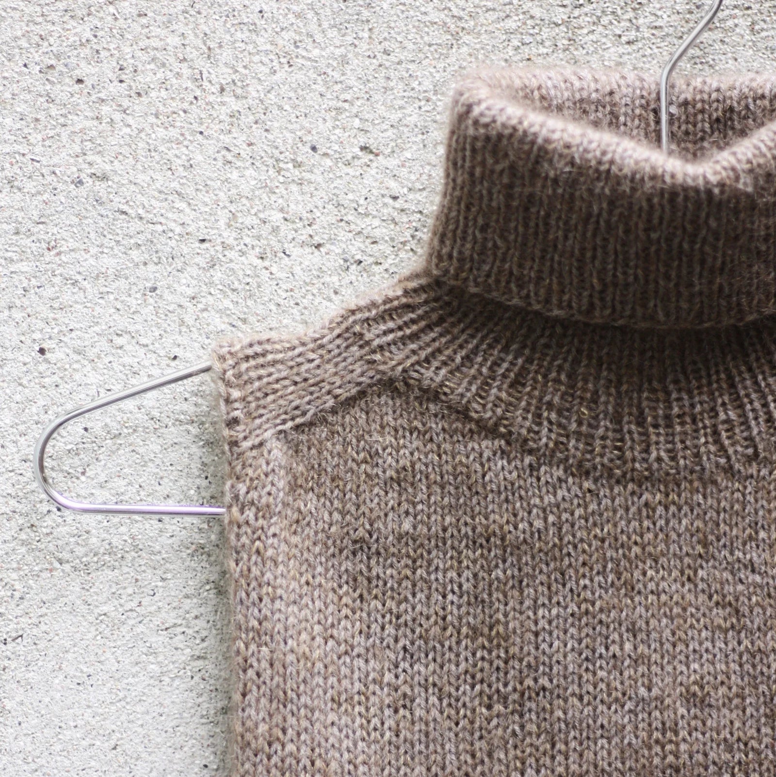 Kuvassa on Knitting for Olive (KFO) Karl Johan Collar -neuleohje (pattern).