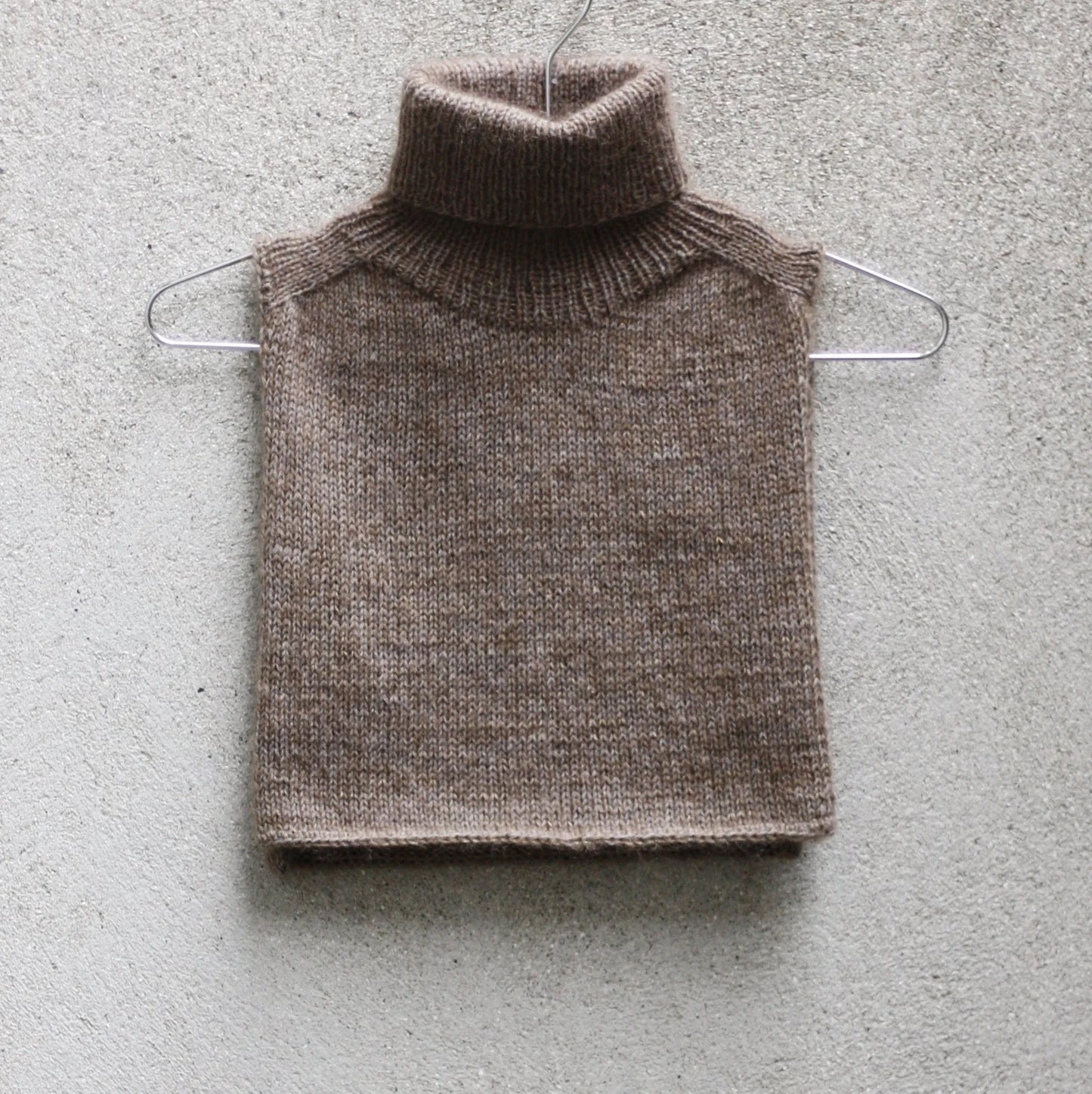 Kuvassa on Knitting for Olive (KFO) Karl Johan Collar -neuleohje (pattern).