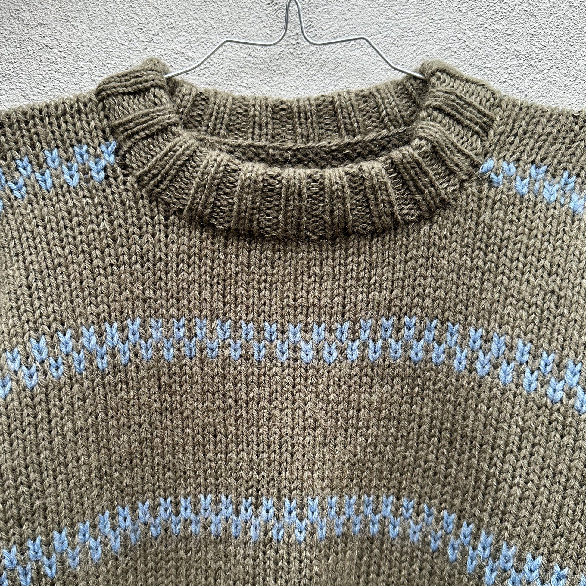 Kuvassa on Knitting for Olive (KFO) Olive Lindgren Sweater -neuleohje (pattern).