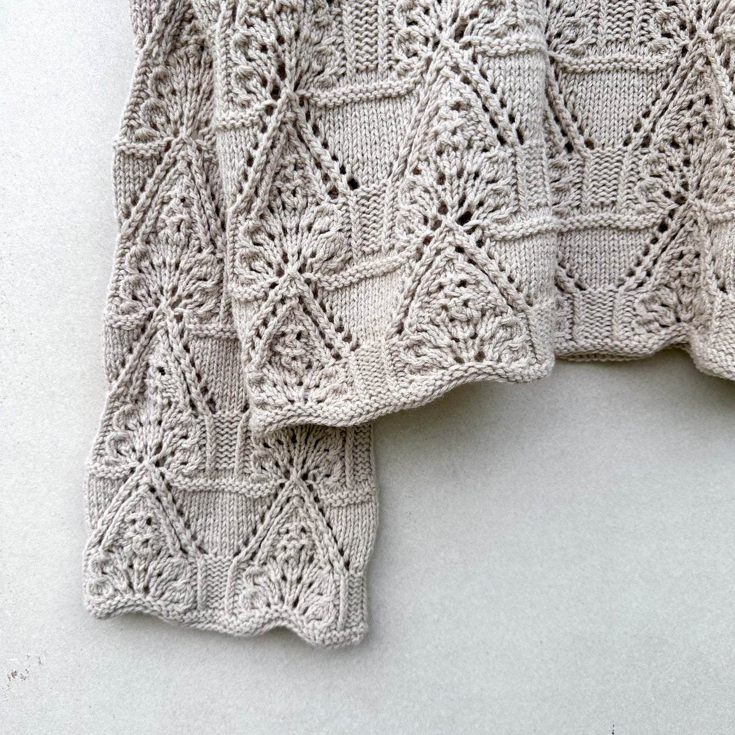 Kuvassa on Knitting for Olive (KFO) Madeleine Sweater -neuleohje (pattern).