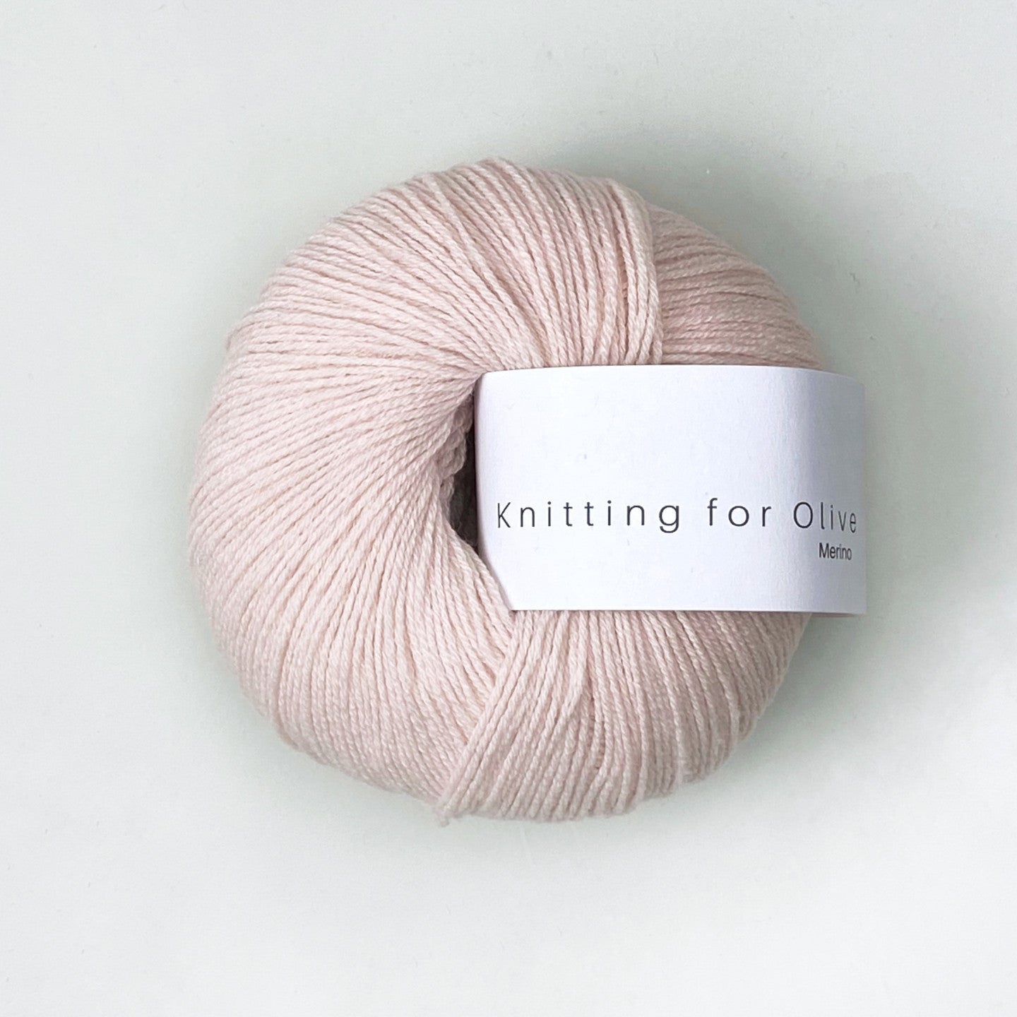 Kuvassa on Knitting for Olive Merino -lanka värissä Ballerina.